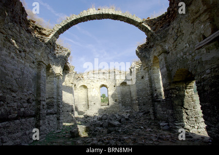 Chiesa Ortodossa che la primavera meteo rimane sotto l'acqua del lago. Foto Stock