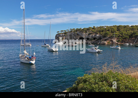 L'ESP Spagna Baleari Maiorca Portals Vells bay barca rock water sea cloud blu cielo idyl idilliaco ancoraggio ancoraggio sun estate Foto Stock