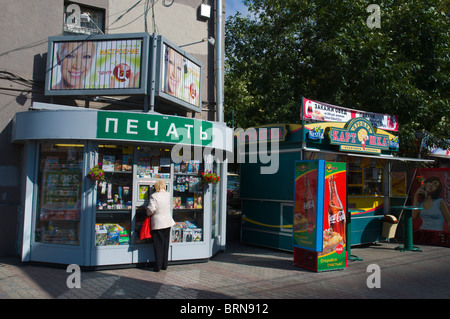 Chioschi lungo Novy Arbat street central Moscow Russia Europa Foto Stock