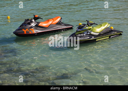 L'ESP Spagna Baleari Maiorca Portals Vells bay jetski rock water sea cloud blu cielo idyl idilliaco ancoraggio ancoraggio sun estate due Foto Stock