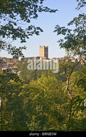 Il castello e la città di Richmond, North Yorkshire visto dal bosco a piedi Easby Abbey. Foto Stock