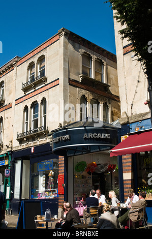Dh Clifton Arcade CLIFTON VILLAGE BRISTOL cafe esterno edificio vittoriano negozi nel villaggio di Clifton Foto Stock