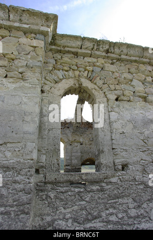 Chiesa Ortodossa che la primavera meteo rimane sotto l'acqua del lago. Foto Stock