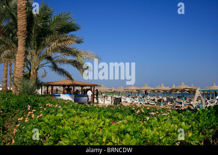 La spiaggia e il bar della spiaggia dal Baron Palms Resort Sharm el Sheikh, Egitto Foto Stock