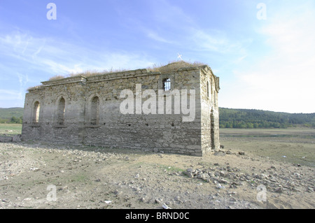 Chiesa Ortodossa che la primavera meteo rimane sotto l'acqua del lago. Foto Stock