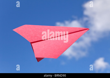 Libro bianco aeroplano e cielo blu Foto Stock