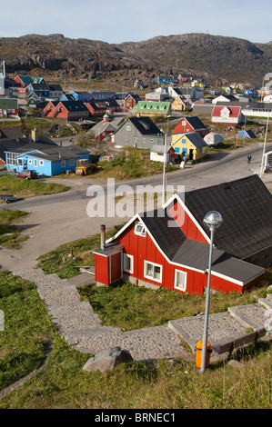 La Groenlandia, Qaqortoq. Groenlandia meridionale la più grande città con quasi 3 mila abitanti. Panoramica della città con le tipiche case. Foto Stock