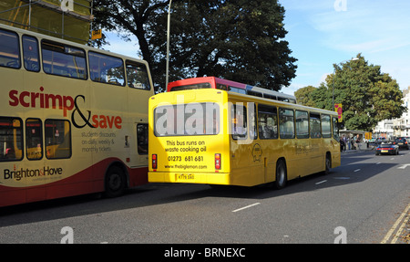 Il Big bus di limone che corre sul fatto di combustibile da rifiuti di olio di cottura a Brighton Regno Unito Foto Stock