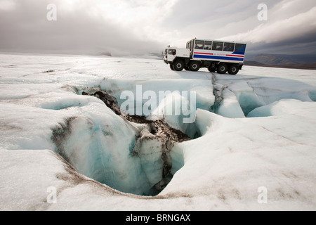 Una ventina di ton ice explorer carrello posseduto e gestito da Arngrimur Hermannsson Arni () accanto a un Moulin su Langjokull tappo di ghiaccio Foto Stock