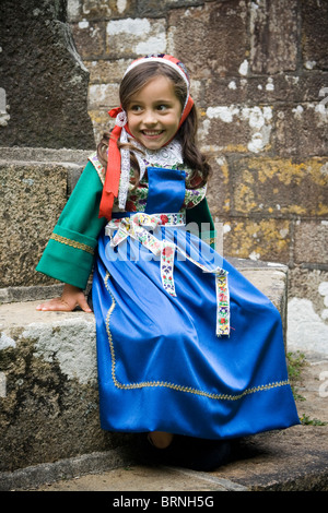 A 5 anni ragazza indossando il costume tradizionale di Plougastel-Daoulas Bretagna Francia Foto Stock