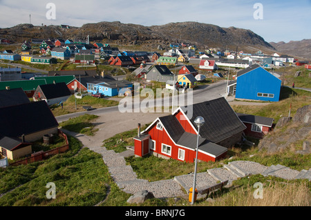 La Groenlandia, Qaqortoq. Groenlandia meridionale la più grande città con quasi 3 mila abitanti. Panoramica della città con le tipiche case. Foto Stock