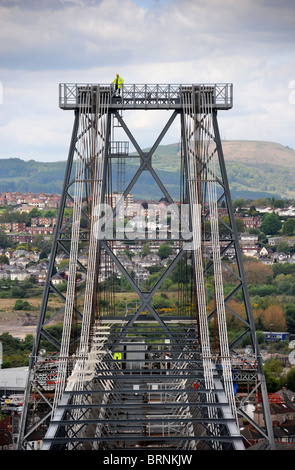 Ristrutturazione del Newport Transporter Bridge in Galles s. La traversata che attraversa il fiume Usk fu costruito 1902-1906 ed è essere Foto Stock