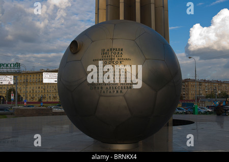 Un monumento al primo uomo nello spazio Y Gagarin a Leninsky Prospekt Street Mosca Russia Europa Foto Stock