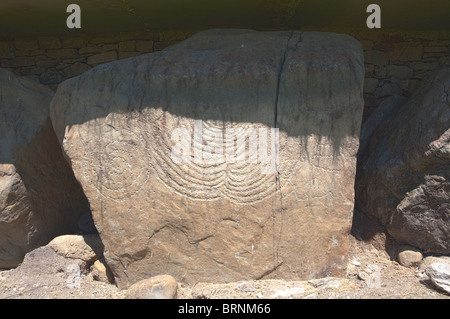 Pietra megalitico principale circostante mound, Knowth passaggio neolitico grave, Boyne Valley, Irlanda Foto Stock