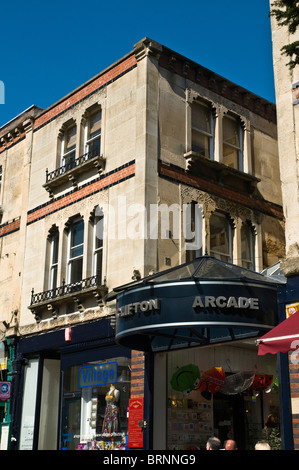 Dh Clifton Arcade CLIFTON VILLAGE BRISTOL Shopping Arcade ukVictorian costruendo negozi nel villaggio di Clifton del XIX secolo Foto Stock