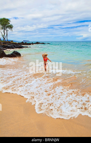 Bella la mezza età donna presso la spiaggia di Maui in un bikini rosso Foto Stock