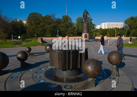 Cosmonauta Monumento in memoria "all'Conqueors dello spazio vicino VDNKh fiera Mosca Russia Foto Stock