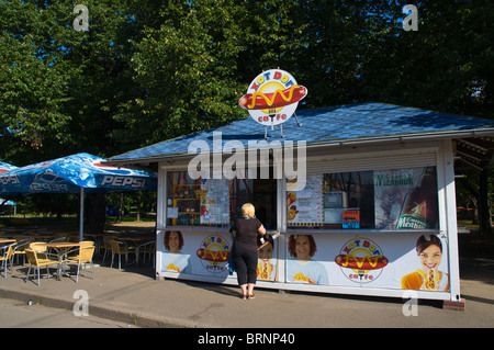 Cibo e bevande stand a Gorky Park central Moscow Russia Europa Foto Stock