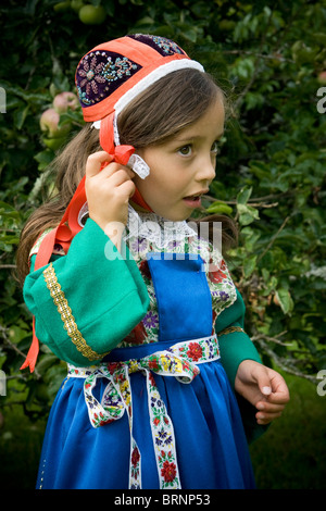 A 5 anni ragazza indossando il costume di Plougastel Daoulas Bretagna Francia Foto Stock