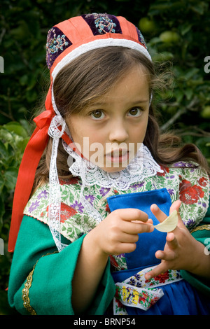 A 5 anni ragazza indossando il costume tradizionale di Plougastel-Daoulas Bretagna Francia Foto Stock