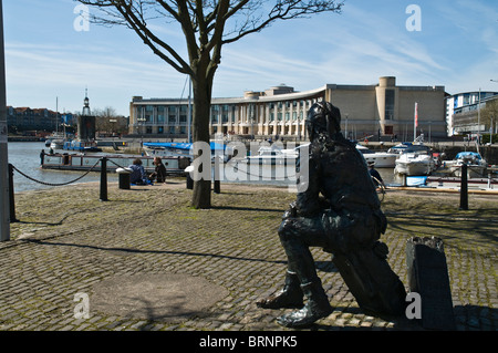il porto galleggiante di dh ATTRACCA LA statua DI BRISTOL John Cabots su una stretta quay cabot inghilterra Foto Stock