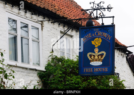 Il segno sul Rose & Crown pub nel villaggio di Snettisham, Norfolk, Inghilterra Foto Stock