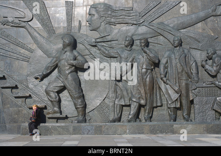 Cosmonauta Monumento in memoria "all'Conqueors dello spazio vicino VDNKh fiera Mosca Russia Foto Stock