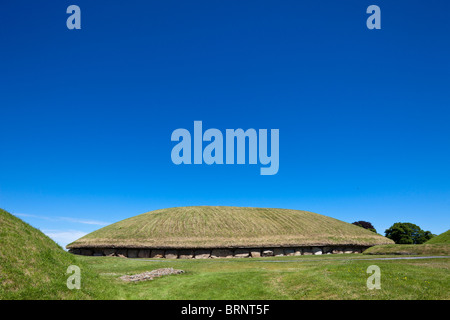 Vista del tumulo principale, Knowth passaggio neolitico grave, Boyne Valley, Irlanda Foto Stock