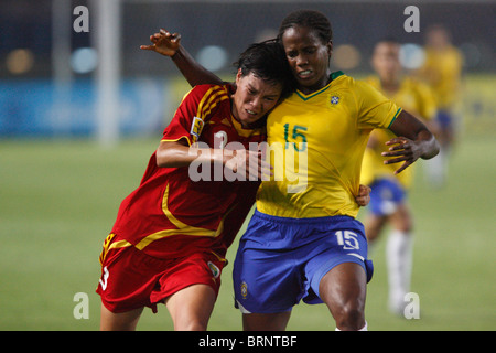 Li Jie della Cina (3) e Katia del Brasile (15) battaglia durante un 2007 Coppa del Mondo Donne partita di calcio. Foto Stock