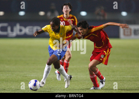 Katia del Brasile (L) comanda la sfera contro Li Jie della Cina (r) durante un 2007 Coppa del Mondo Donne partita di calcio. Foto Stock