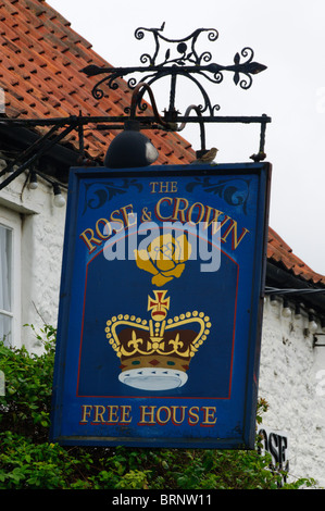 Il segno sul Rose & Crown pub nel villaggio di Snettisham, Norfolk, Inghilterra Foto Stock