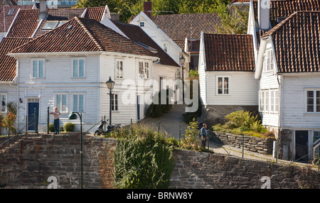 Gamle Stavanger, parte della vecchia città di Stavanger, bianco imbarcati case, scena del porto Foto Stock