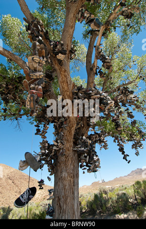 Cassoncino di pulizia stradale tree, Churchill County miilepost 70, U.S. La Highway 50, Lonliest strada in America, Middlegate, Nevada. Foto Stock