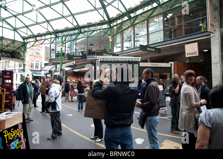 Londra, REGNO UNITO - OTTOBRE, 2011: Borough Market, vicino al London Bridge, uno dei più grandi e antichi mercati alimentari di Londra Foto Stock