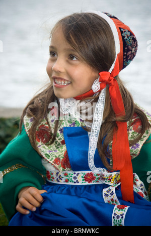A 5 anni ragazza indossando il costume di Plougastel-Daoulas Bretagna Francia Foto Stock