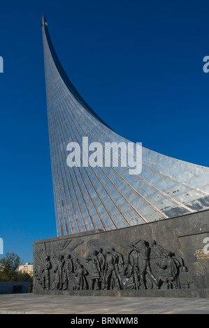 Cosmonauta Monumento in memoria "all'Conqueors dello spazio vicino VDNKh fiera Mosca Russia Foto Stock