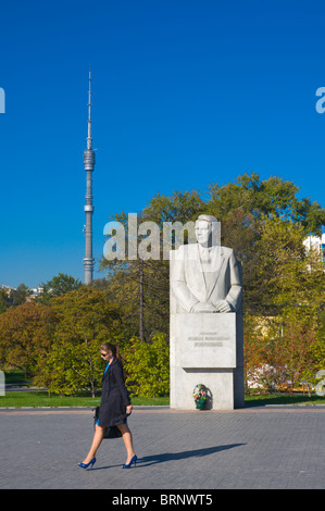 Cosmonauta Monumento in memoria "all'Conqueors dello spazio vicino VDNKh fiera Mosca Russia Foto Stock