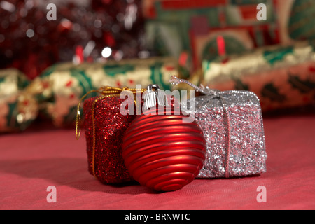 Albero di natale decorazioni lasciato fuori a mettere su albero Foto Stock