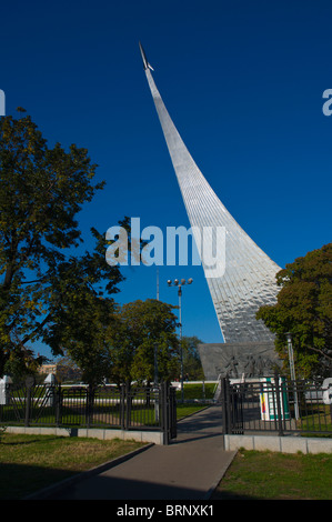 Cosmonauta Monumento in memoria "all'Conqueors dello spazio vicino VDNKh fiera Mosca Russia Foto Stock