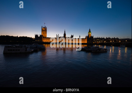 Le Case del Parlamento sulle rive del Tamigi all'imbrunire, a Londra, Inghilterra, Regno Unito. Foto Stock