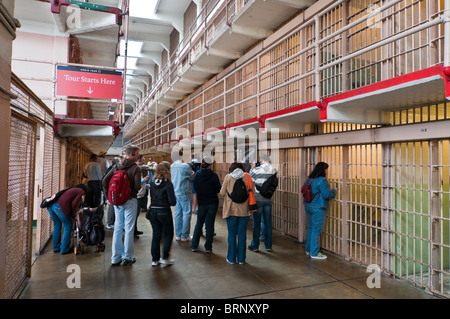 I turisti in un blocco di cella di prigione, Isola di Alcatraz, CALIFORNIA, STATI UNITI D'AMERICA Foto Stock