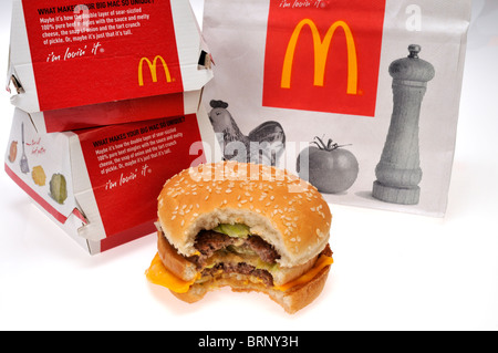 McDonald's borsa con un Big Mac che ha un morso preso fuori di esso e di prelevare il contenitore su sfondo bianco tagliato fuori. Foto Stock