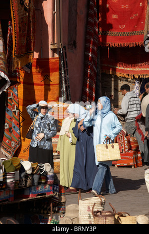 Marrakech: le donne musulmane a piedi attraverso il souk dei tappeti Foto Stock