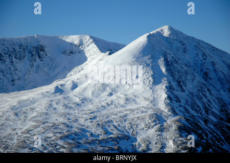 Una coperta di neve Catstycam nel Lake District inglese con la nervatura di bordo Swirral e Helvellyn dietro. Foto Stock