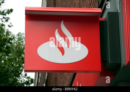 Il logo del Banco Santander al di sopra di un ex Abbazia succursale a Londra, Regno Unito. Foto Stock