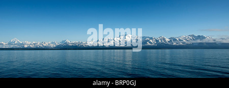 Vista panoramica Wrangell-Saint Elias deserto con Mt Logan da Yakutat Bay all'interno del passaggio di Alaska USA Foto Stock