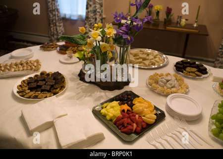 Ladies' tavolo da tè set con fiori, frutta, panini e cookie Foto Stock