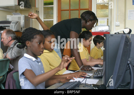 I bambini della scuola elementare lavora su computer Foto Stock