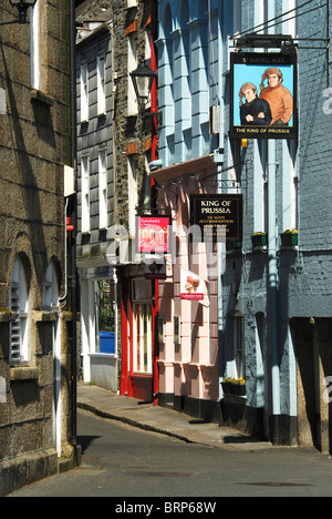 Una strada nella bellissima Cornish città costiera di Fowey, Cornwall, Regno Unito. Maggio 2010 Foto Stock