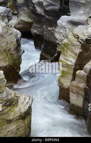 Rocce scolpite dal fiume Dee come esso viene forzato attraverso una stretta gola presso il Linn di Dee vicino a Braemar Foto Stock